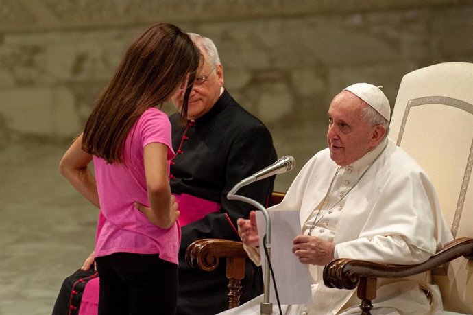 August 21, 2019 - Vatican: Pope Francis talks to a young autistic girl as she goes on stage during the Wednesday general audience in Paul VI hall at the Vatican. (Massimiliano Migliorato/CPP/Contacto)