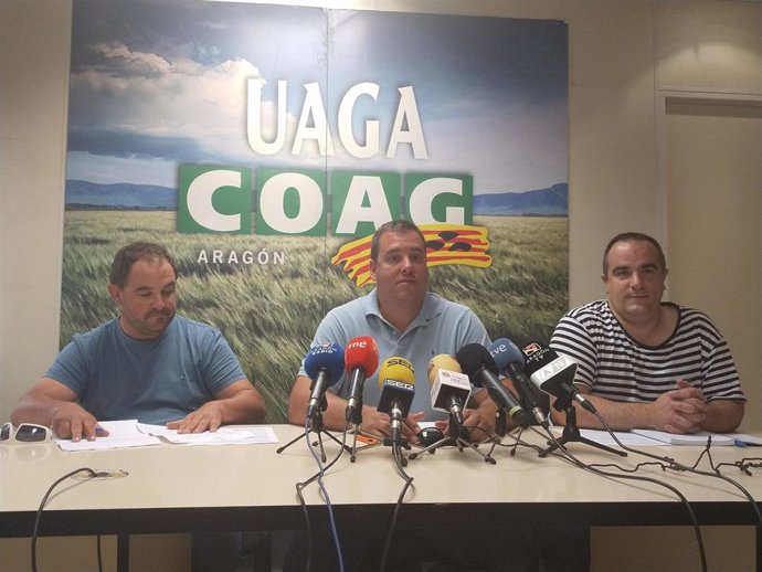 El secretario general de la UAGA, José María Alcubierre, y los co-responsables del Sector Fruta UAGA, Óscar Moret y Alberto Ortego, este viernes en la Oficina Regional de la organización en Zaragoza.