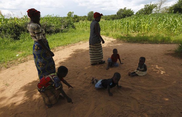 NIÑOS EN Zambia JUGANDO EN EL SUELO