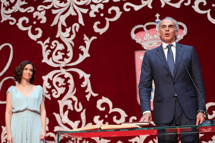 El consejero de Sanidad de la Comunidad de Madrid, Enrique Ruiz Escudero, junto a la presidenta regional Isabel Díaz Ayuso.