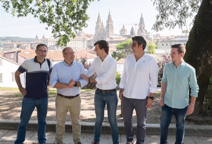 Pablo Montesinos y Miguel Tellado, junto con otros miembros del PP, en una visita a Santiago