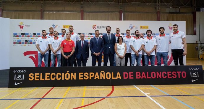 Pedro Sánchez en el acto de despedida a la selección española de baloncesto que disputará el Mundial de China