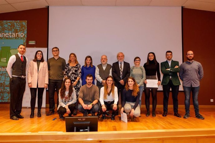 Ganadores, finalistas y jurado posan en el Planetario de Pamplona tras la final del concurso En 3 Minutos de 2018.