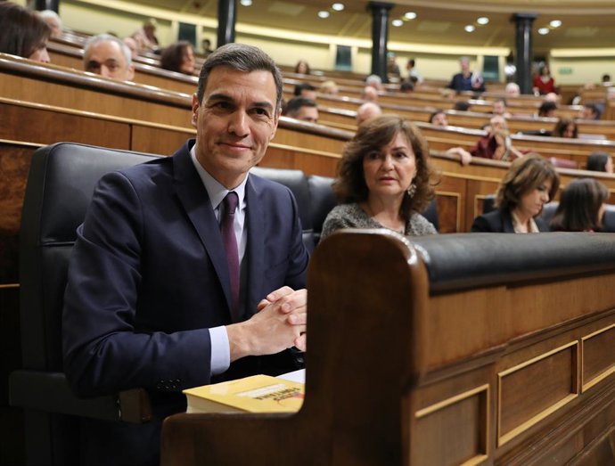 El president Pedro Sánchez i la vicepresidenta Carmen Calvo, asseguts en els seus respectius escons durant un ple al Congrés dels Diputats