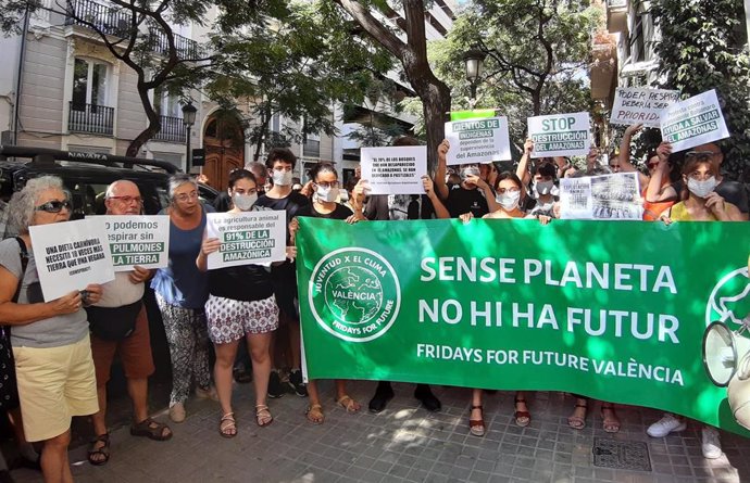 Concentración 'Sos Amazonas. Convocatoria Mundial Justicia Climática Ya' ante el Consulado de la República Federativa de Brasil en Valncia.