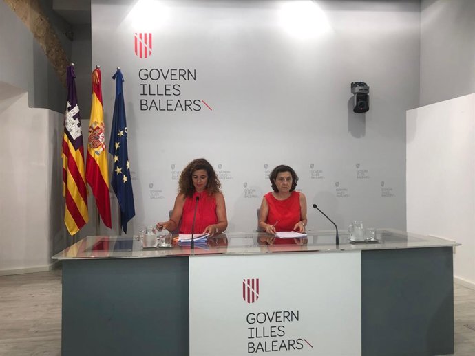 La portaveu i consellera de Presidncia, Cultura i Igualtat, Pilar Costa, i la consellera d'Assumptes Socials i Esports, Fina Santiago.