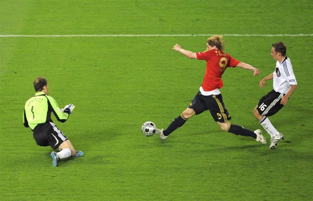 Alemania - España UEFA EURO 2008 Final. Torres se adelanta a Lahm y Lehmann para hacer el gol del título de la Euro 2008  