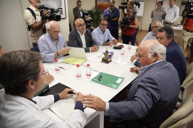 El consejero de Salud y el alcalde de Sevilla se reúnen por el brote de listeriosis