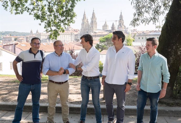 Pablo Montesinos i Miguel Tellado, juntament amb altres membres del PP, en una visita a Santiago