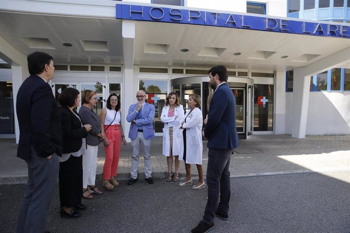 El consejero de Sanidad, Miguel Rodríguez, y la alcaldesa de Laredo, Rosario Losa, visitan el hospital