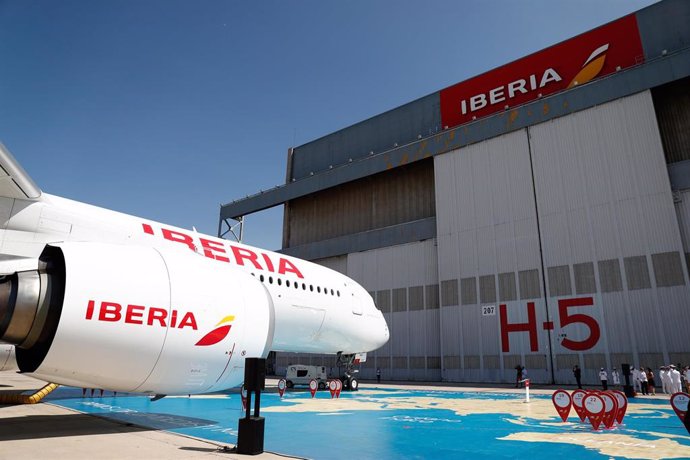 El nuevo avión de Iberia, A350,  bautizado como 'Juan Sebastián Elcano', en honor al marino español, presentado en las instalaciones de la aerolínea, próximas al aeropuerto Madrid-Barajas.
