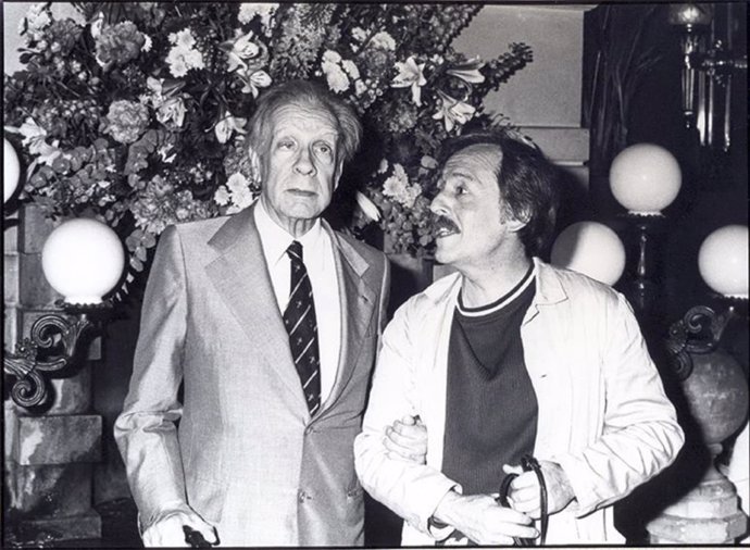 Jorge Luis Borges, junto al fotógrafo José María Fernández 