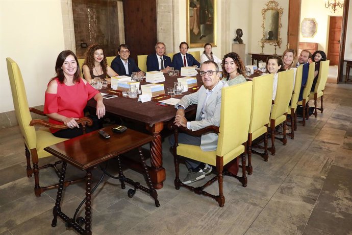 Presidenta del Govern, Francina Armengol, reunida amb els seus consellers en el primer consell de govern de la legislatura