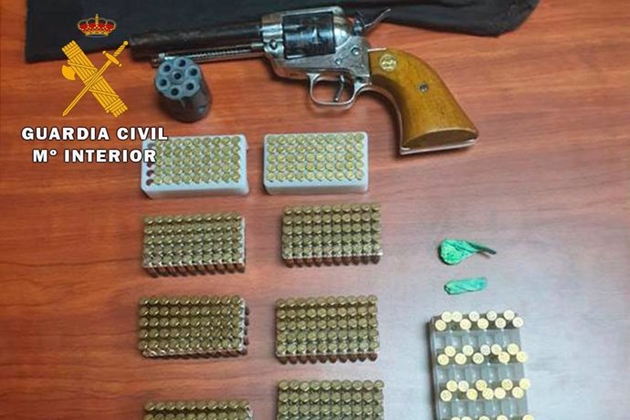 Revólver y munición intervenidas por la Guardia Civil.