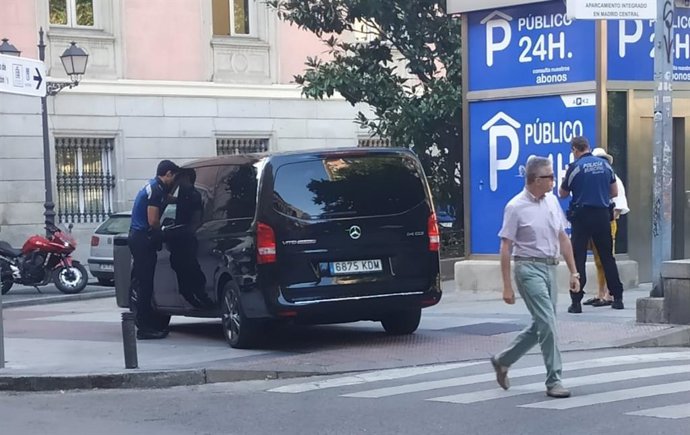 Inmovilizado un taxi 'pirata' contratado por una 'app' china que ofrecía rutas turísticas por Toledo y Madrid.