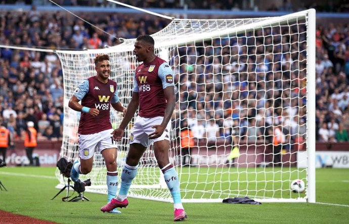 Wesley celebra su primer gol con el Aston Villa