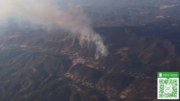 Imagen aérea del incendio de Almonaster la Real (Huelva).