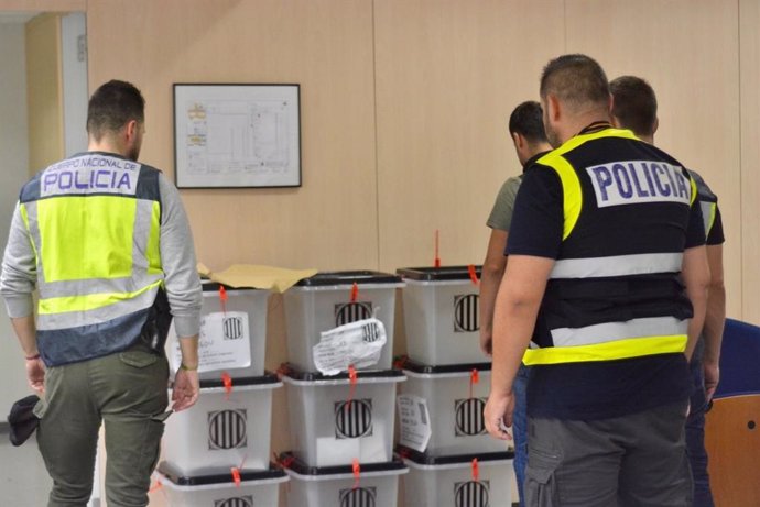 Agentes intervienen urnas y papeletas en distintos colegios de Barcelona