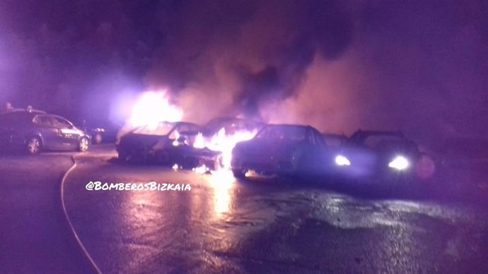 Incendio que ha calcinado 21 coches y ha afectado a otros ocho en Zamudio (Bizkaia)