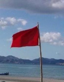 Bandera roja en la playa de Concha-Compostela (Vilagarcía de Arousa, Pontevedra)