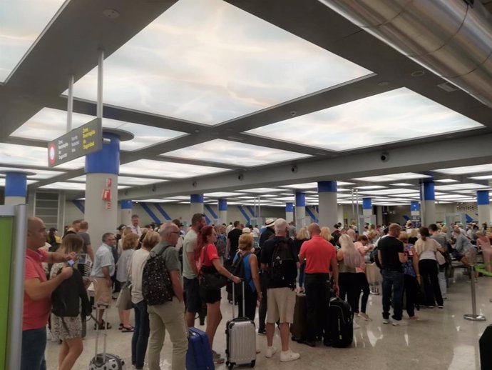 Turistes fan cua en els controls de l'aeroport de Palma.