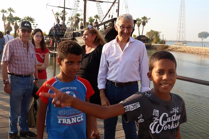 Niños saharauis en el Muelle de las Carabelas de Huelva
