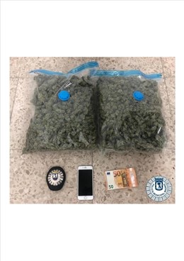 Imagen de la marihuana intervenida por Policía Municipal de Madrid durante la detención de un joven que conducía un coche en el distrito madrileño de San Blas.