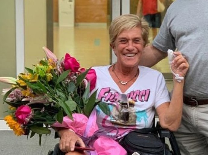 Chelo García Cortés saliendo del hospita después de ser operada