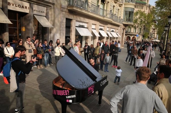 Un piano de cua en un carrer de Barcelona de l'Associació del Concurs Internacional de Música Maria Canals.