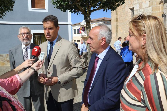 Ibáñez atiende a los medios hoy en Miraveche.