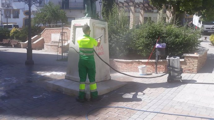 Operario limpia estatua de Almendros Aguilar de Jaén
