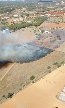 Fotografía aérea del incendio declarado en Sant Joan (Ibiza)