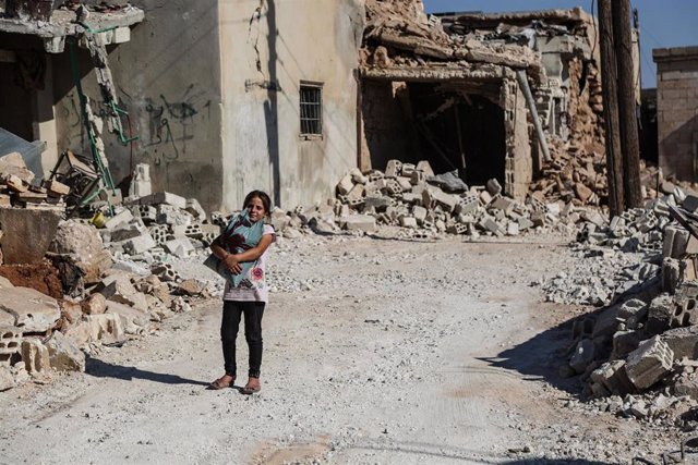 Niña en una zona bombardeada en Idlib, Siria