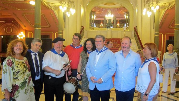 Entrega de los Acrósticos de Bilbao, con la presencia del alcalde, Juan María Aburto, y los premiados Gurutze Beitia, Josu Ormaetxe y Mikel Bilbao.
