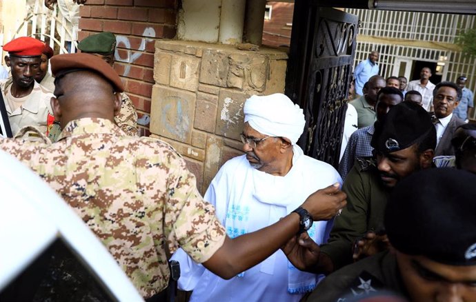 Omar al Bashir a su salida de la Fiscalía anticorrupción de Jartum