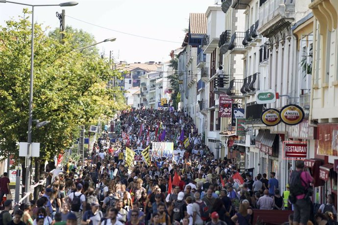 VÍDEO:G7.- Miles de personas se manifiestan entre Hendaya e Irún contra la cumbr