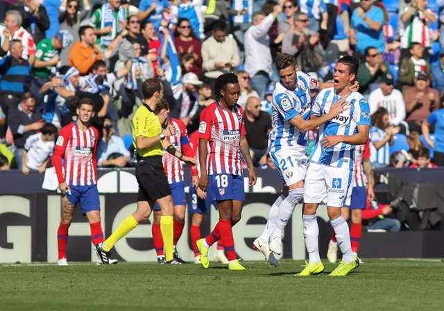 Jonathan Silva y Rubén Pérez celebran un gol del Leganés al Atlético en Butarque