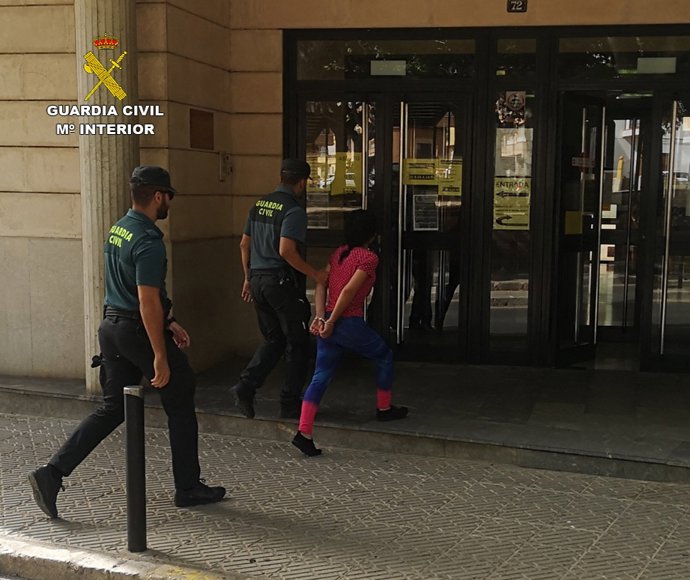 Un agent de la Guardia Civil deté a una de les implicades en el cas.