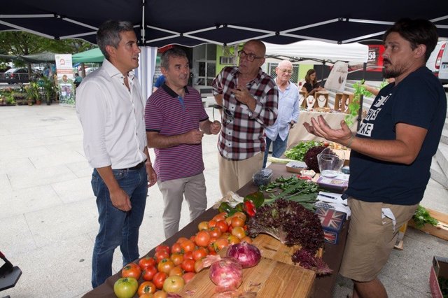 Nota De Prensa Y Foto Zuloaga Visita La I Feria Del Tomate Antiguo En Santa Cruz De Bezana