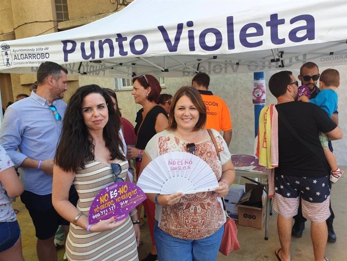 La diputada Natacha Rivas visita el Punto Violeta de la Feria de Mezquitilla.