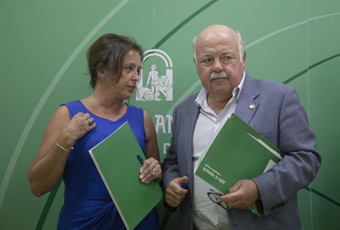 La viceconsejera de Salud y Familias, Catalina García (i) y el consejero de Salud y Familias, Jesús Aguirre (d) tras su comparecencia en rueda de prensa para informar de nuevos casos de listeriosis por consumo de carne mechada en la comunidad autonóma.
