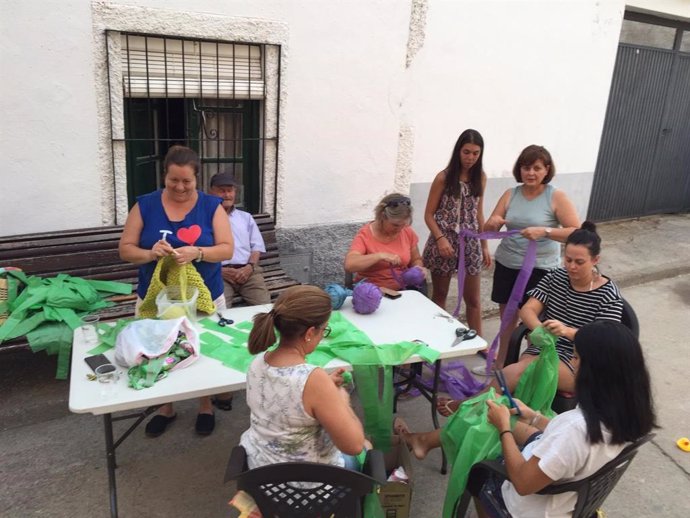 Vecinas de Navaltoril (Toledo) consiendo un toldo para sus fiestas de 2020 con bolsas de plástico recicladas.
