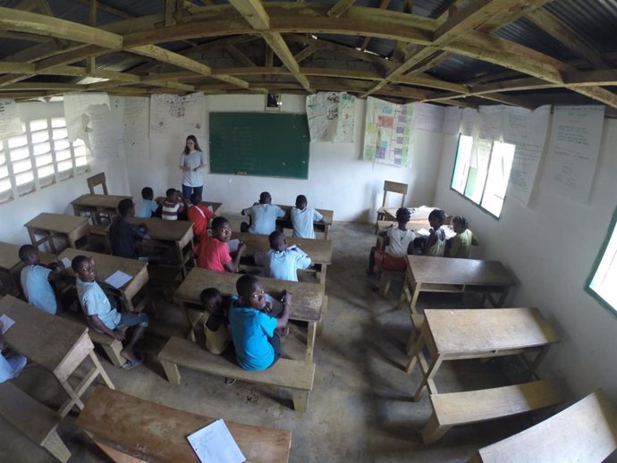 Una voluntaria da clases a niños dentro del proyecto EducaGuinea