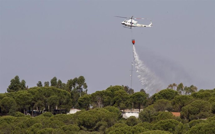 Helicóptero del Infoca actúa en el incendio declarado en Beas (Huelva).