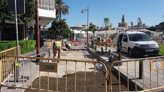 Ayuntamiento acomete la renovación del adoquinado de las calles Betis y Troya