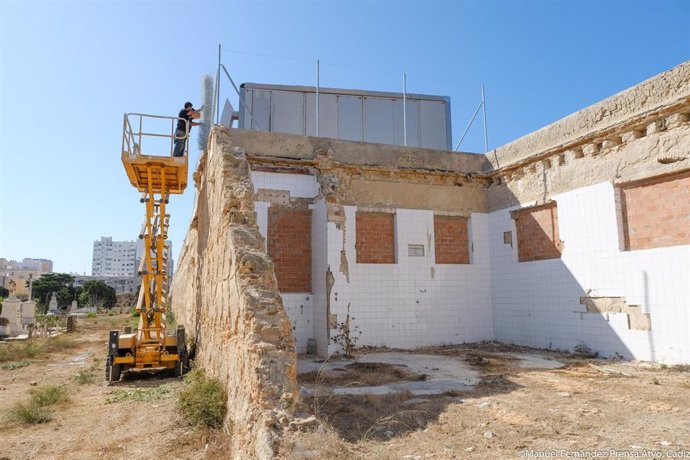 El Ayuntamiento de Cádiz colaca un vallado en un tramo del muro de cerramiento del antiguo cementerio de San José