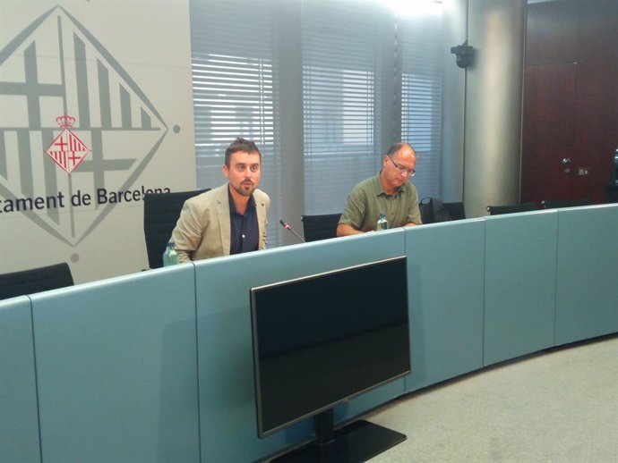 El regidor Marc Serra i el director d'Atenció i Acolliment a l'Immigrant de Barcelona, Ramon Sanahuja. Foto d'arxiu  