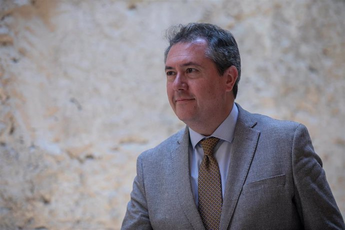 El alcalde de Sevilla, el socialista Juan Espadas, durante la entrevista con Europa Press