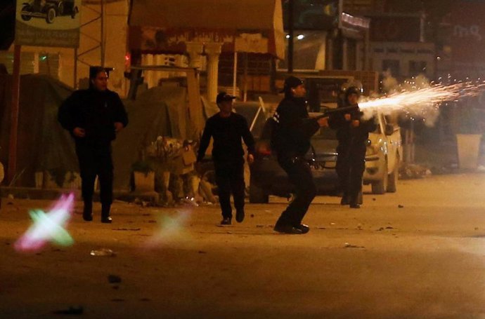 Agentes antidisturbios se enfrentan a manifestantes en Túnez
