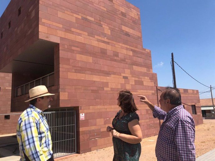 La delegada de Participación Ciudadana de Córdoba, Solidaridad y Mayores, Eva Contador, visita el centro cívico de Cerro Muriano